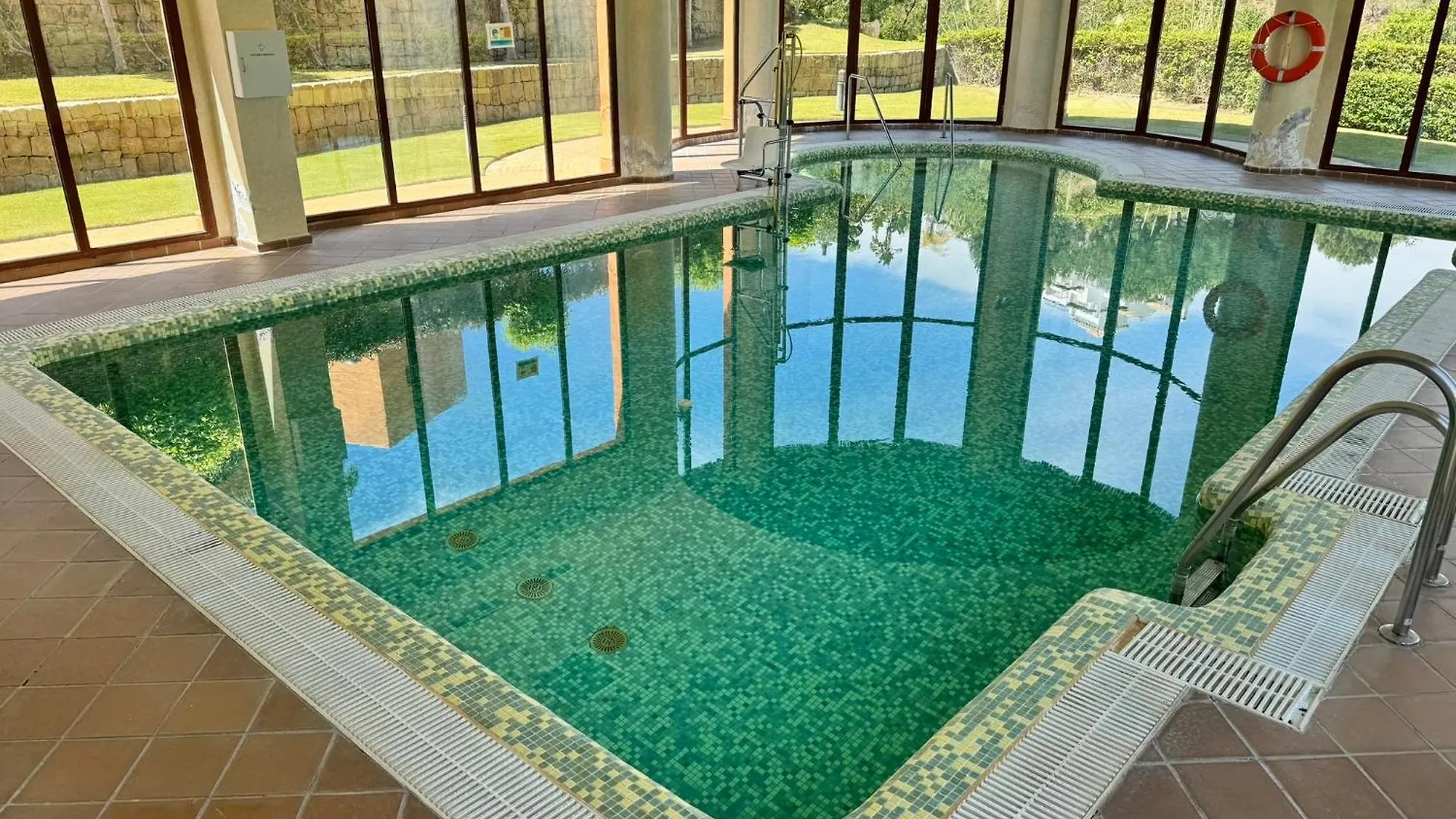 エステポナPiso De Lujo Golf Y Playaアパートメント